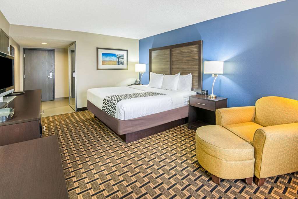 La Quinta Inn & Suites by Wyndham Denison N. Lake Texoma - photo 17