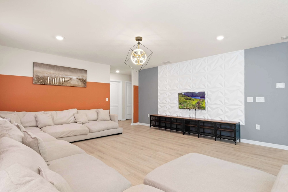 7BR Solterra Resort Newly Renovated Home w Pool - photo 18