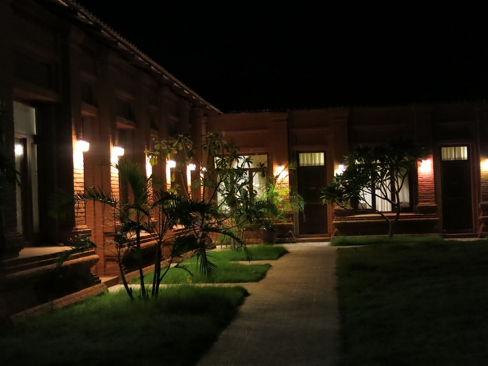 Manisanda Hotel in Myingyan, Myanmar