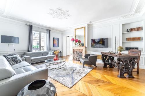 Pick a Flat's Apartment in Triangle D'or Pierre 1er de Serbie — 5-Star Luxury Hotel in Paris, France