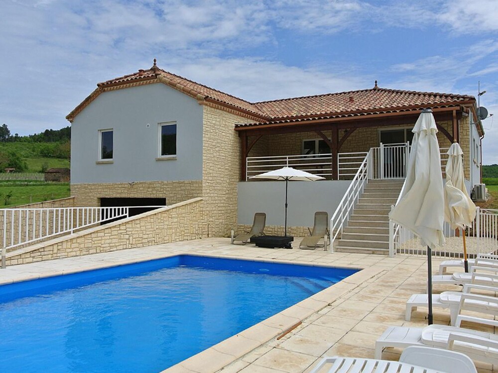 Villa With 4 Bedrooms in Prayssac With Wonderful Mountain View Private Pool Furnished Garden 250 km From the Beach — 4-Star Luxury Hotel in Prayssac, France