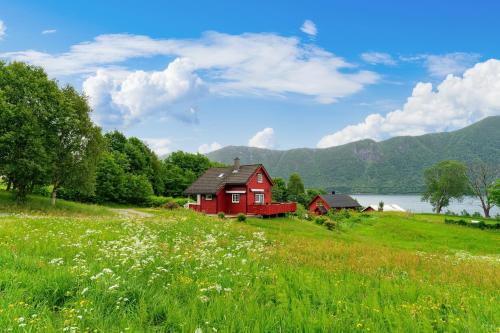 Hygge Hütte zwischen Fjell und Fjord — 4-Star Luxury Hotel in Volda, Norway