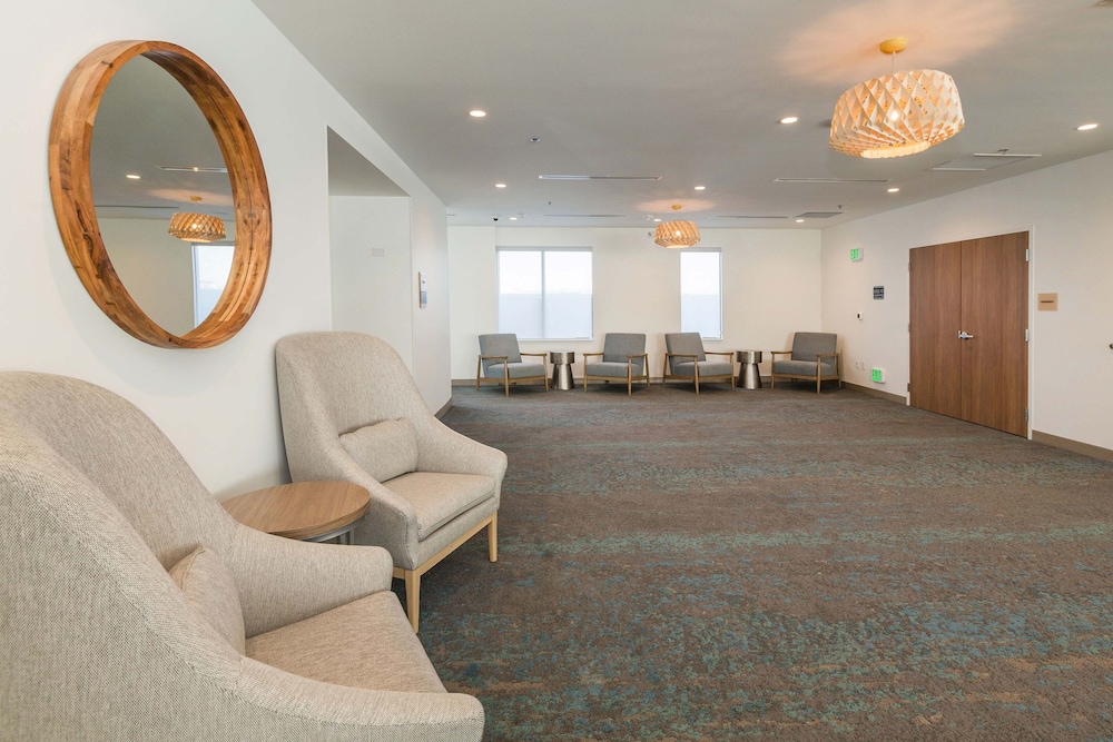 Element Denver International Airport — hotel near Denver International Airport