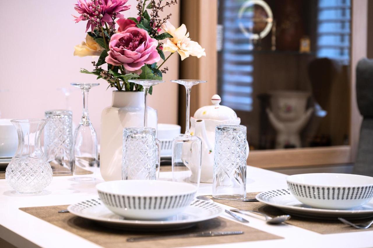 Victorian 2 Bedroom Flat King Beds Free WiFi Near Shops & Transport E17 — 4-Star Luxury Hotel in London, United Kingdom