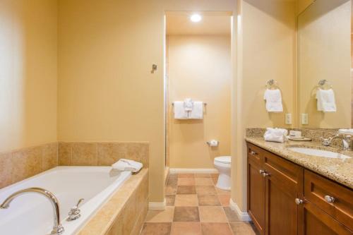 Legacy Villas Resort Luxury Next to Paseo Fountain — 4-Star Luxury Hotel in La Quinta, United States
