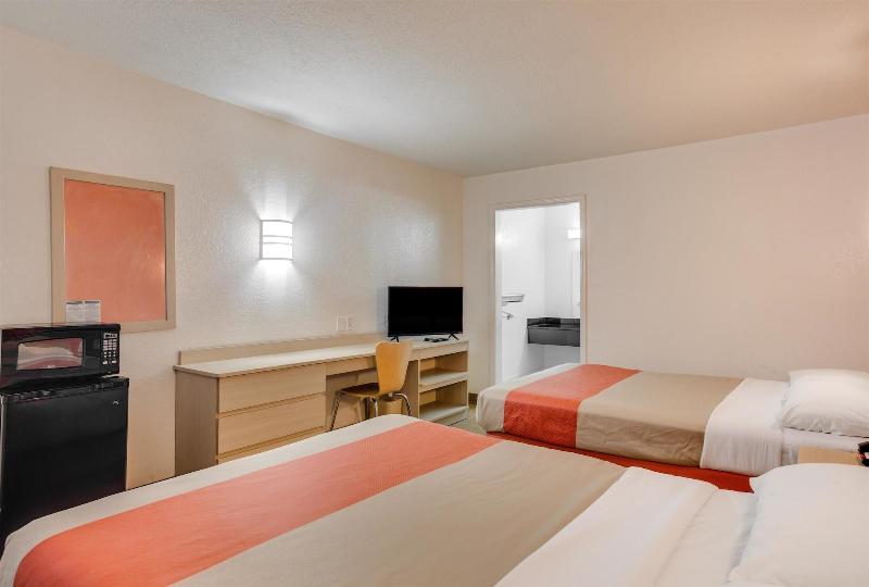 Motel6 Fayetteville AR - photo 31