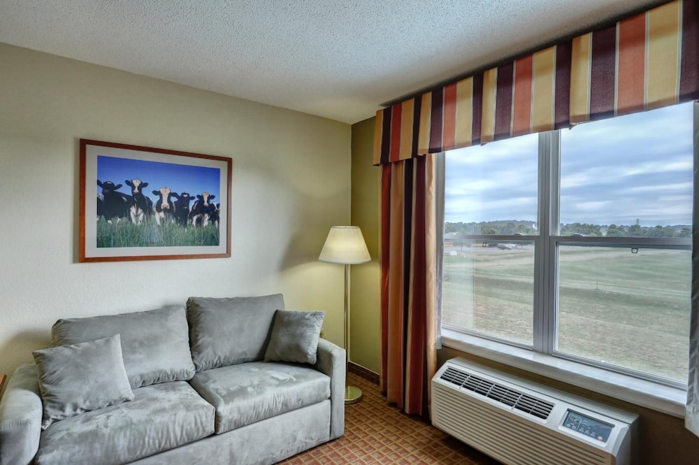 Lancaster Inn and Suites - photo 17