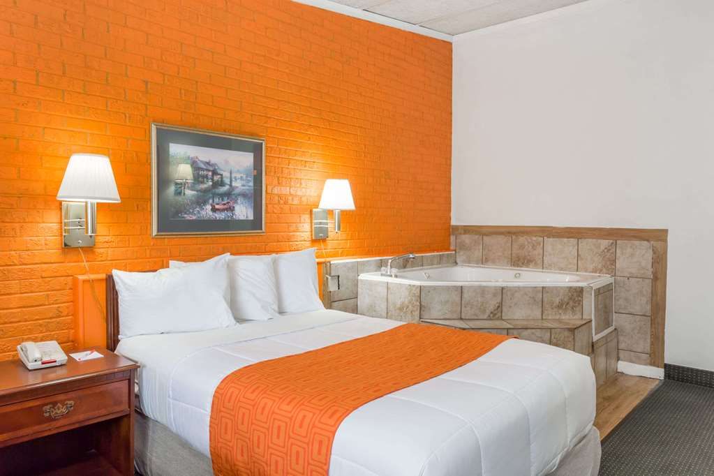Howard Johnson Inn Daleville Roanoke - photo 16