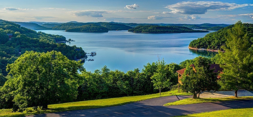 Lake Shore Cabins on Beaver Lake — 4-Star Luxury Hotel in Eureka Springs, United States