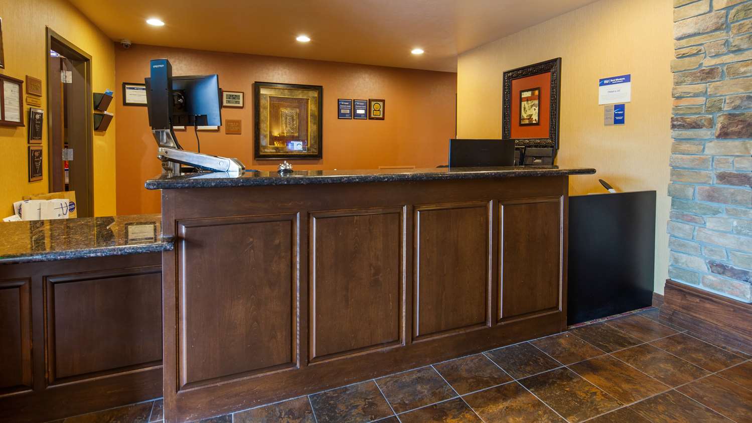 Crandon Inn and Suites - photo 21