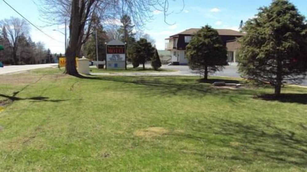 Twin Peaks Motel — hotel in Greater Napanee