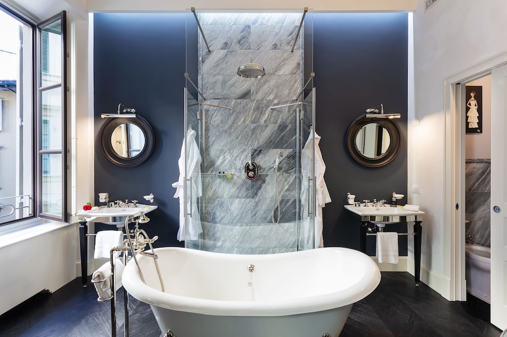 Corte Calzaiuoli Elegant Suites — 4-Star Luxury Hotel in Florence, Italy