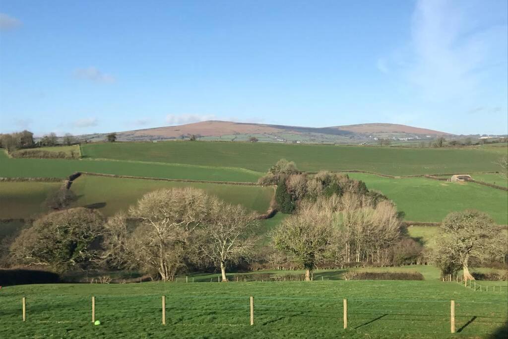 Luxury Shepherd Hut on small South Hams farm Devon in Modbury, United Kingdom