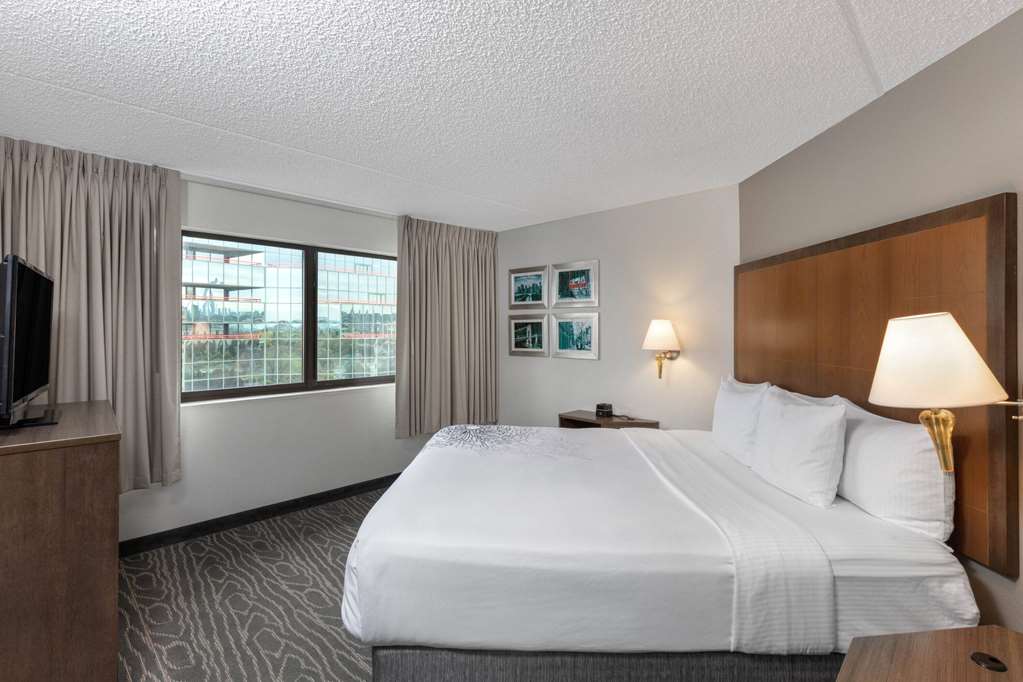 La Quinta Inn & Suites by Wyndham Secaucus Meadowlands - photo 12