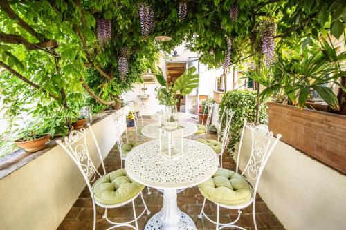 Sant Agostino Luxury Apartment with Terrace — 4-Star Luxury Hotel in Lucca, Italy