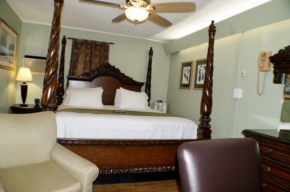 CedarWood Inn - photo 26