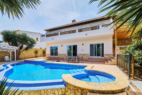Lovely hugh villa close to beaches up to 10 sleeps — 4-Star Luxury Hotel in Vila Do Bispo, Portugal