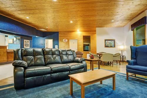 Baymont Inn Baldwin - photo 2