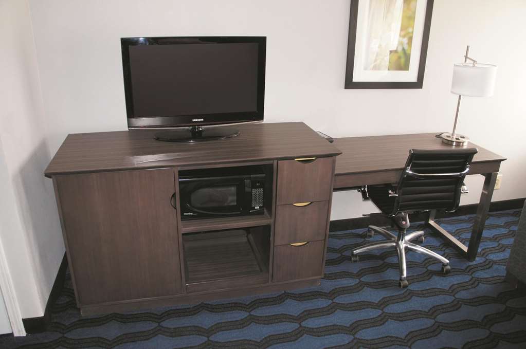La Quinta Inn by Wyndham St. Louis Hazelwood Airport North - photo 13