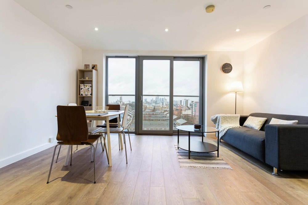 Modern 1 Bedroom Apartment Near Canary Wharf with Balcony — 4-Star Luxury Hotel in London, United Kingdom