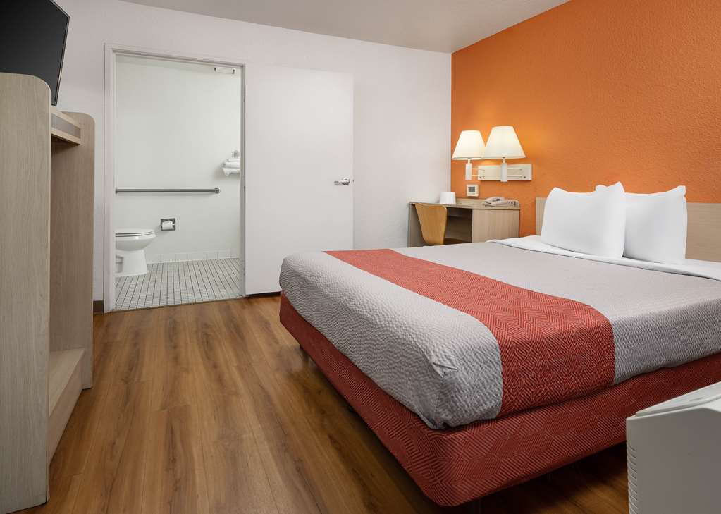 Motel 6 Buena Park CA Knotts Berry Farm Disneyland - photo 12