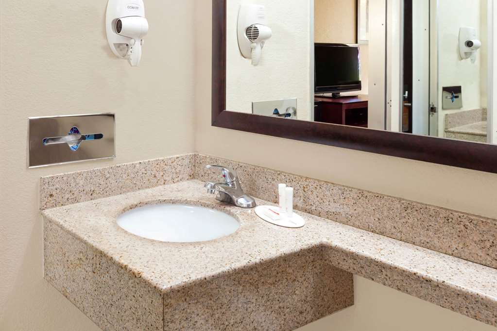 Howard Johnson by Wyndham Arlington Ballpark Six Flags - photo 5