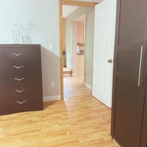 Quiet Cozy Stay Spacious Home Near Beach & Shops — Hamden — photo 5