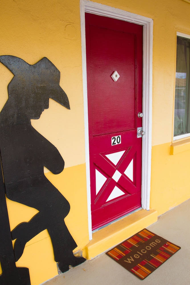 Brad's Desert Inn - photo 5
