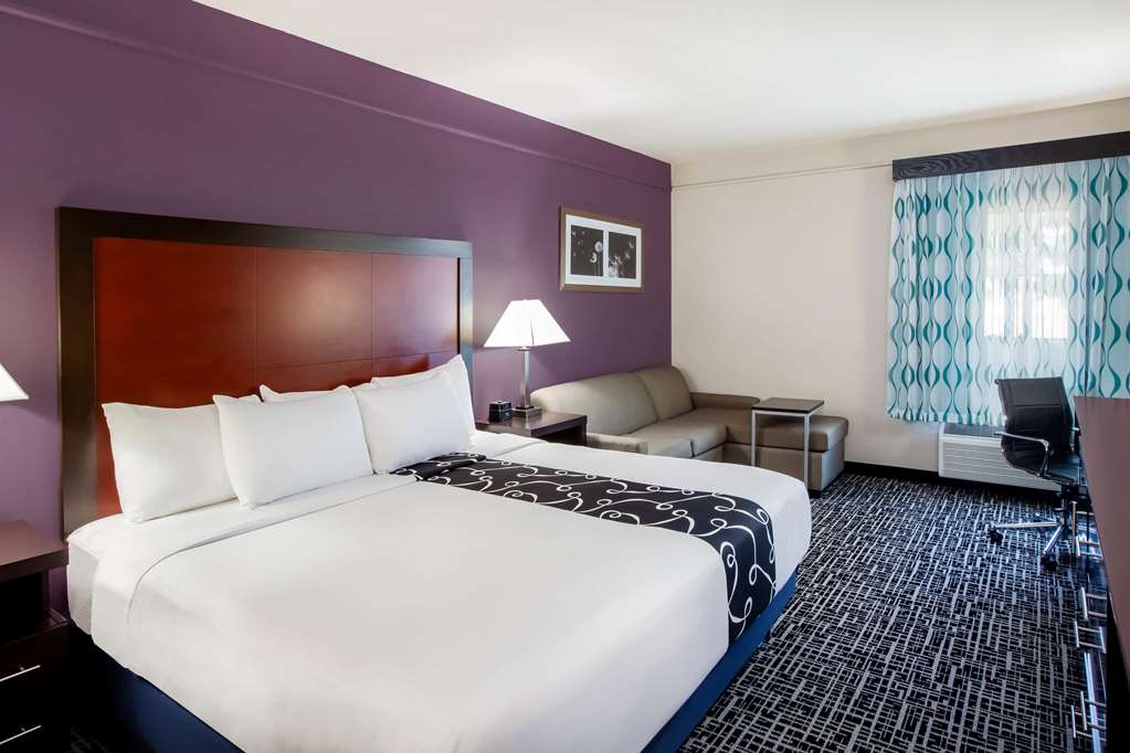La Quinta Inn & Suites by Wyndham Lubbock North - photo 10