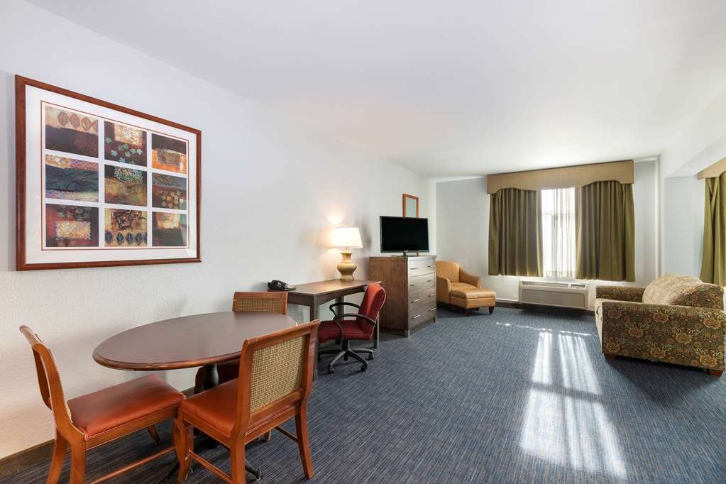 La Quinta Inn & Suites by Wyndham Omaha Airport Downtown - photo 19