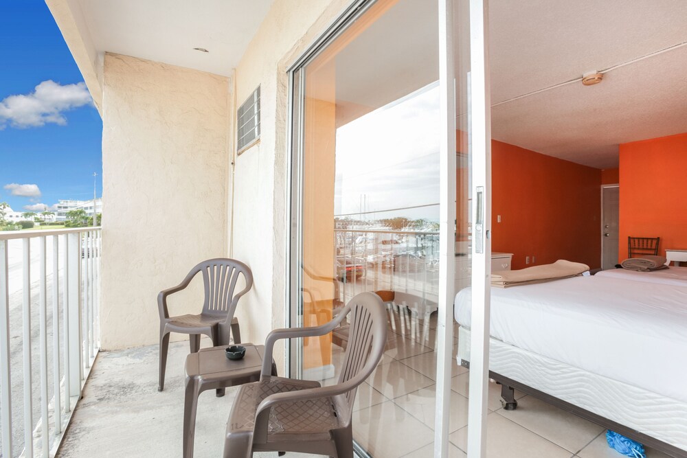Camelot Waterfront Inn - photo 21