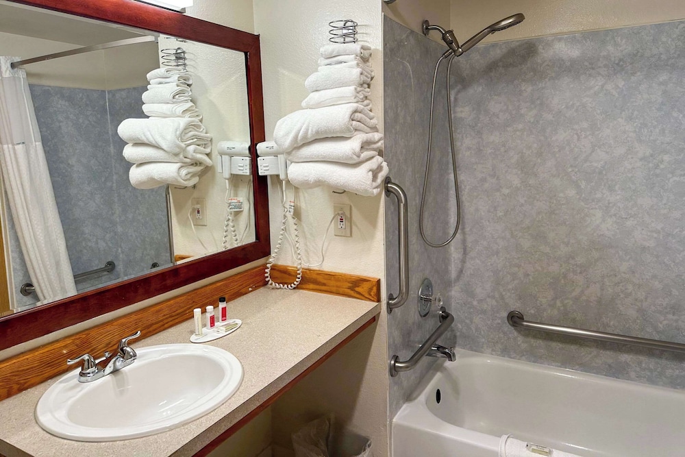 Econo Lodge Edmonds North Seattle - photo 27