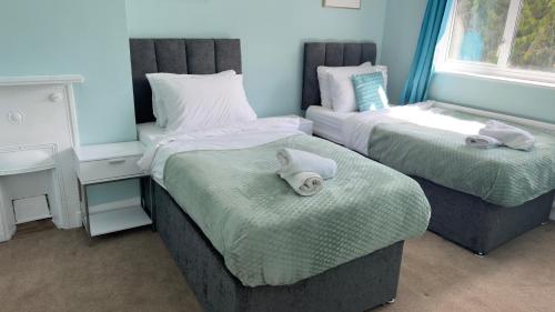 4Bedroom house at Town Centre with Free Driveway Parking — 4-Star Luxury Hotel in Aylesbury, United Kingdom