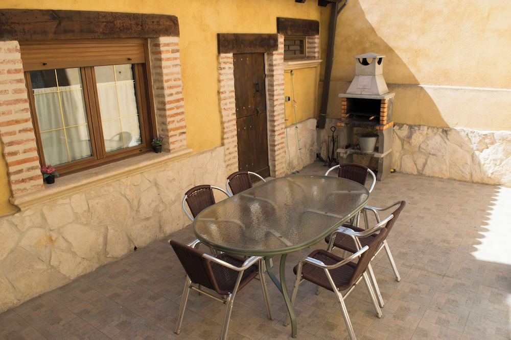Vivienda Turistica El Caneco — 4-Star Luxury Hotel in Tordesillas, Spain