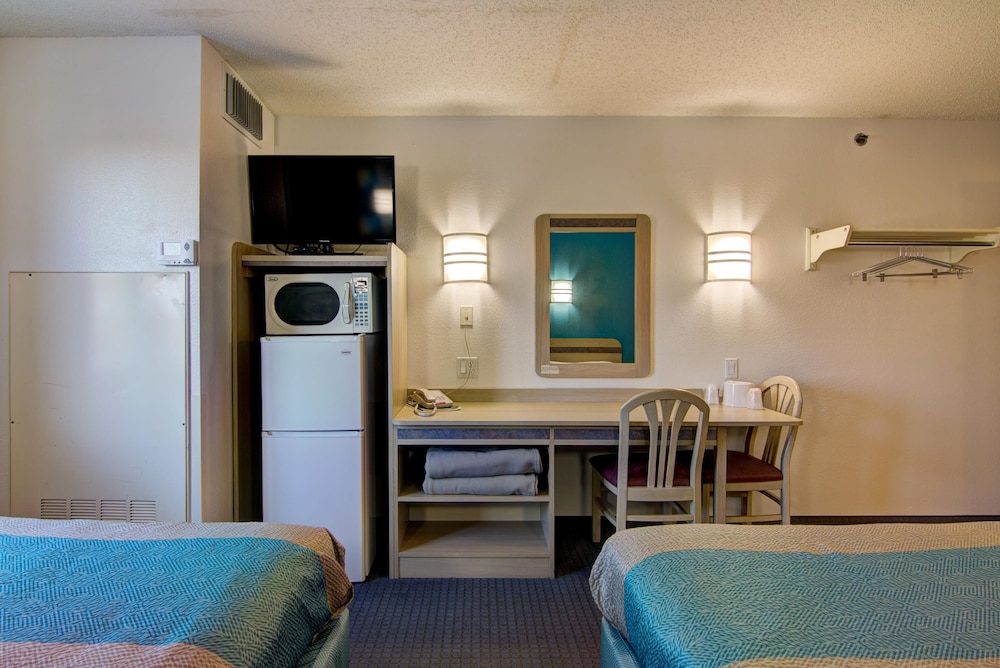 Econo Lodge Menomonie - photo 38