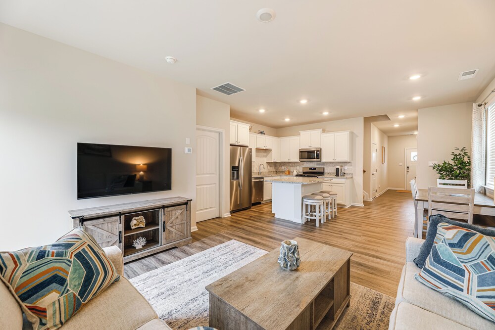 5 Mi to Bethany Beach: Townhome w Pool — 4-Star Luxury Hotel in Millville, United States
