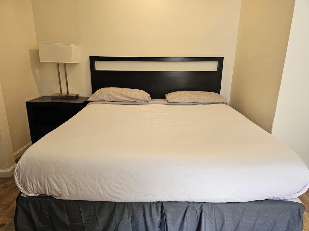 H & H Motor Lodge - photo 10