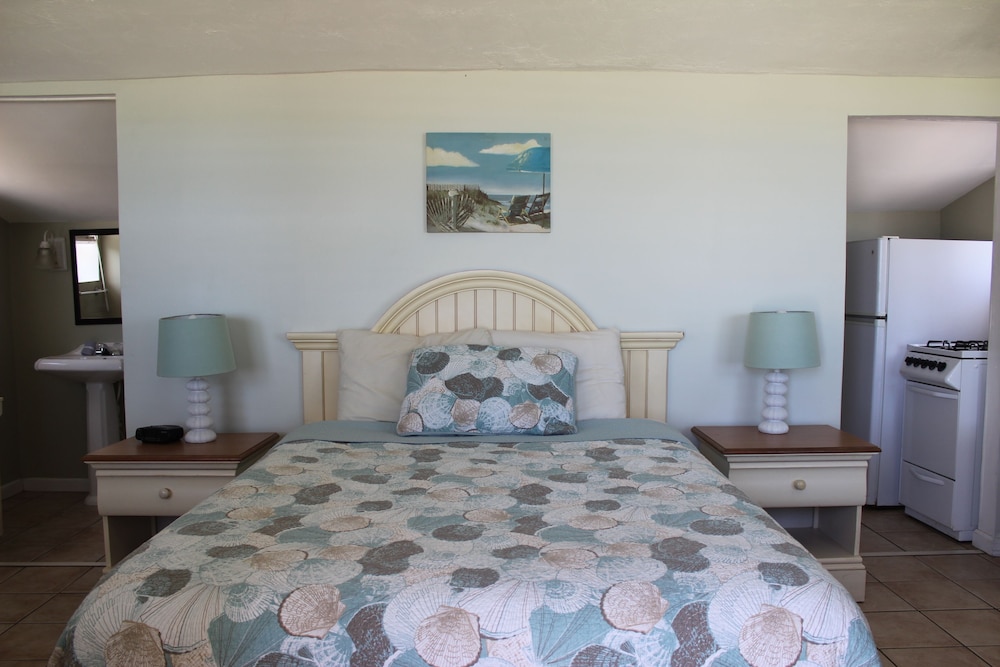 Shoreline Suites & Cabana Cottages - photo 2