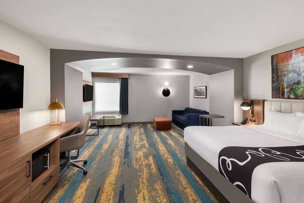La Quinta Inn & Suites by Wyndham Knoxville Papermill - photo 13