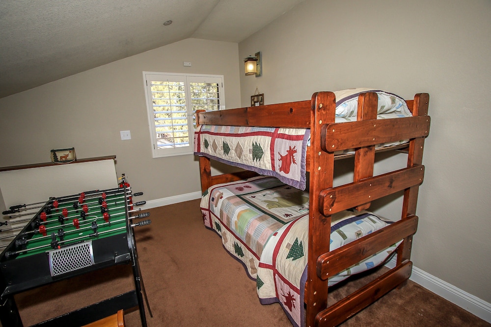 Summit Getaway Condo Affordable and ideally located Wood burning fireplace Walk to Ski Resort - photo 6