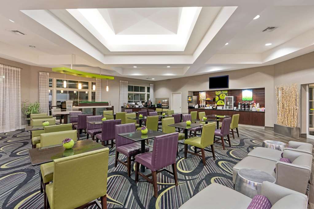 La Quinta Inn & Suites by Wyndham Phoenix Scottsdale - photo 40