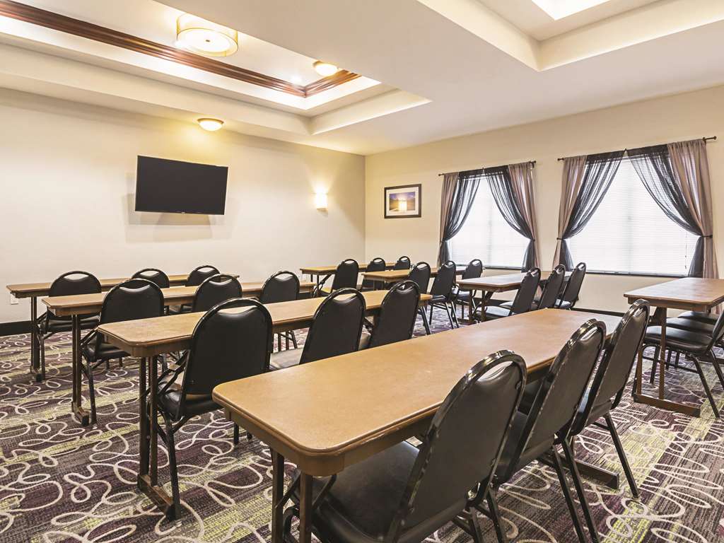 La Quinta Inn & Suites by Wyndham Fresno Northwest - photo 53
