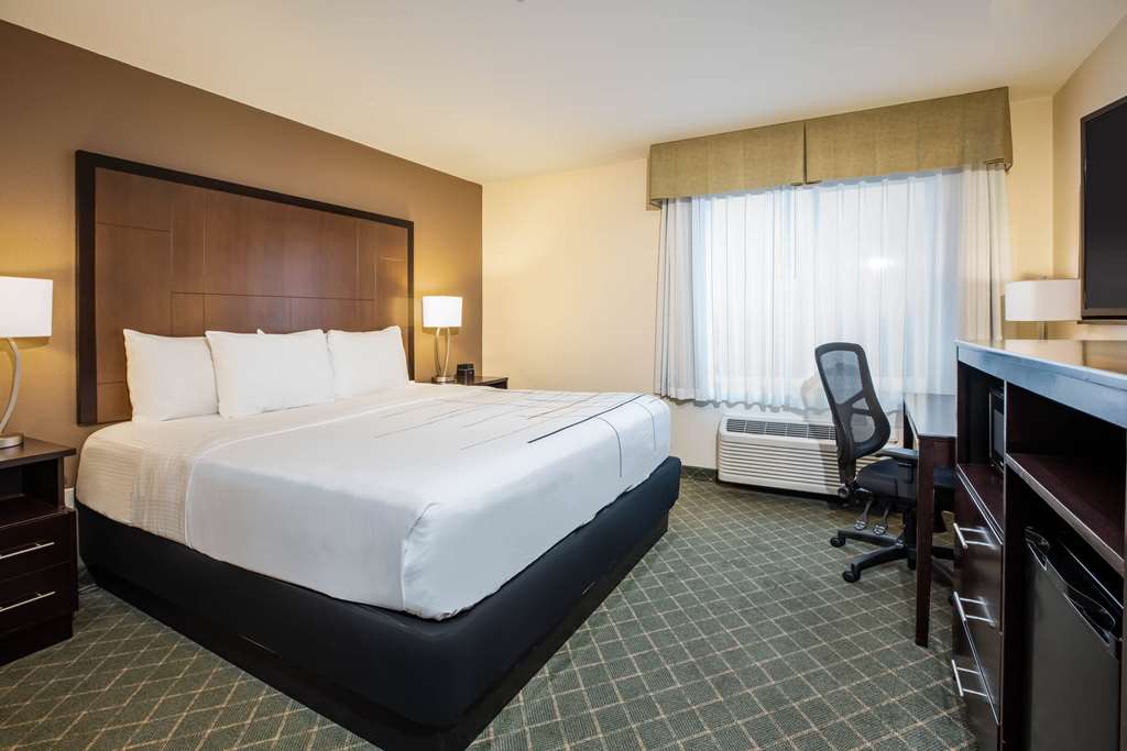 La Quinta Inn & Suites by Wyndham Portland Airport - photo 12
