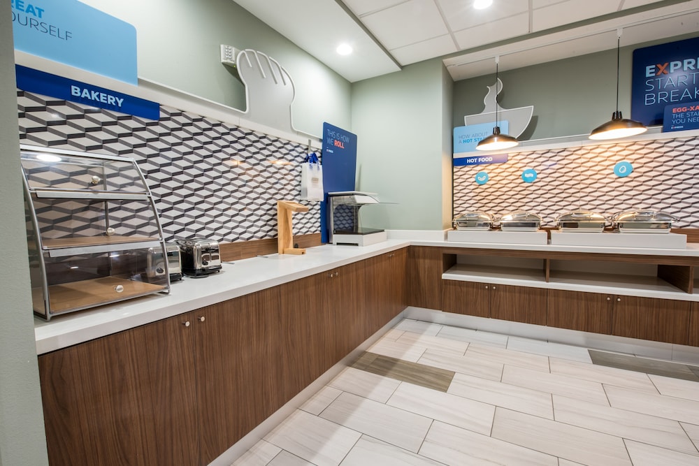 Holiday Inn Express & Suites Lake Charles South Casino Area by IHG - photo 82