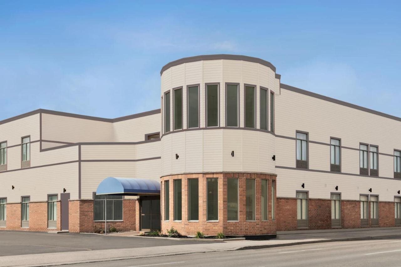 Signature Inn & Suites Hamilton in Hamilton, Canada