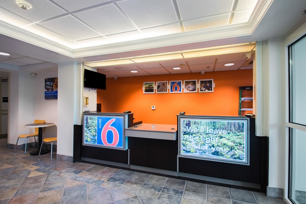 Motel 6 Portland OR I 5 - photo 3