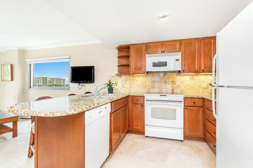 Luana Waikiki Hotel & Suites - photo 99