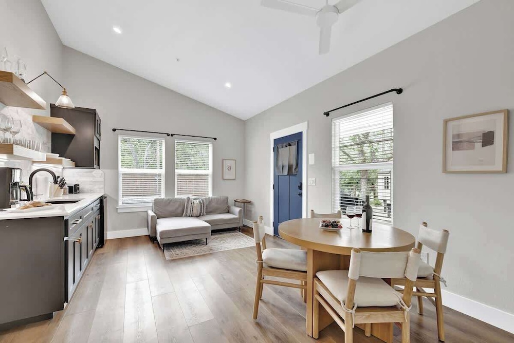 The Grove E with Hot Tub & King Bed 2 Blks To Main - photo 10