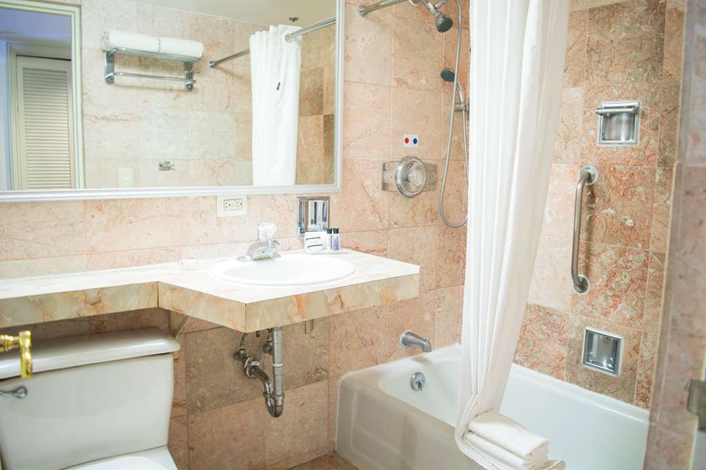 iStay Monterrey Historico Bathroom