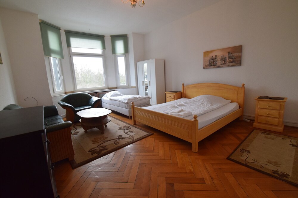 Tolstov Hotels Large 3 1 2 Room Apartment — 4-Star Luxury Hotel in Duesseldorf, Germany